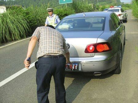 等红灯时被后面的车撞,等红灯时被后来车辆撞出去十几米