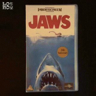 电影中人物从车里走出来画面,电影角色从dvd盒里跑出来