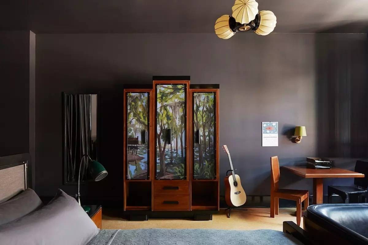 他是酒店界的乔布斯，一手创造出全世界最酷的酒店，还把跨界玩到极致