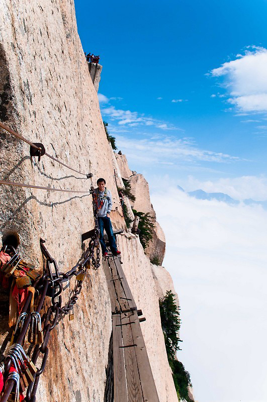 世界上最恐怖的栈道：由30多厘米宽的木板和条石搭建，上是悬崖绝壁，下是万丈深渊，仅靠一条铁索作为抓手