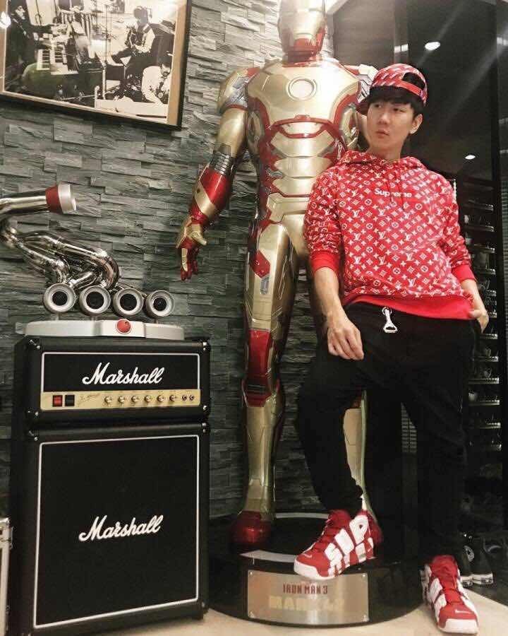 lvsupreme联名款牛仔外套,lv衣服上面有个supreme联名是真的吗