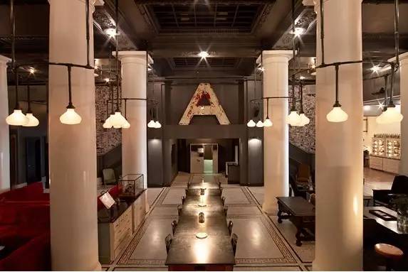 他是酒店界的乔布斯，一手创造出全世界最酷的酒店，还把跨界玩到极致