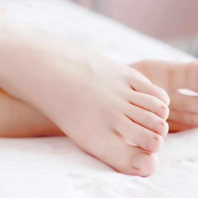 脚被晒黑,穿凉鞋避免被晒黑方法