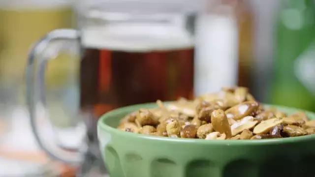 香港人很喜欢喝酒吗,周润发来一瓶82年的拉菲