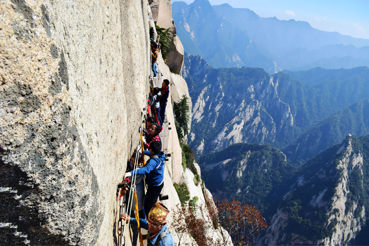 世界上最恐怖的栈道：由30多厘米宽的木板和条石搭建，上是悬崖绝壁，下是万丈深渊，仅靠一条铁索作为抓手
