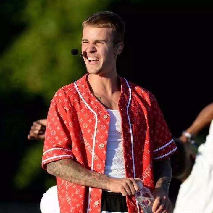 lvsupreme联名款牛仔外套,lv衣服上面有个supreme联名是真的吗