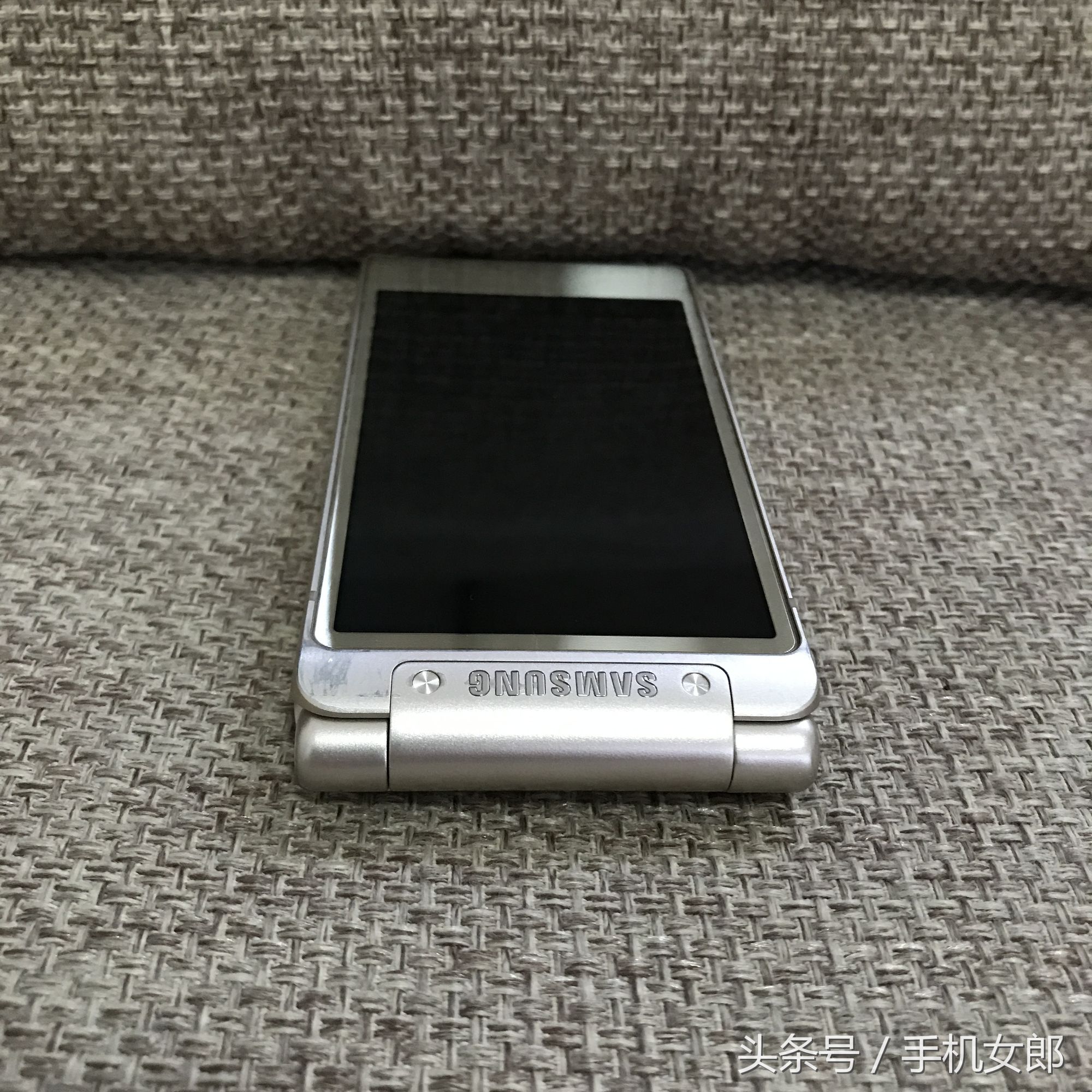 三星w2016翻盖手机,三星w2016翻盖现在多少钱