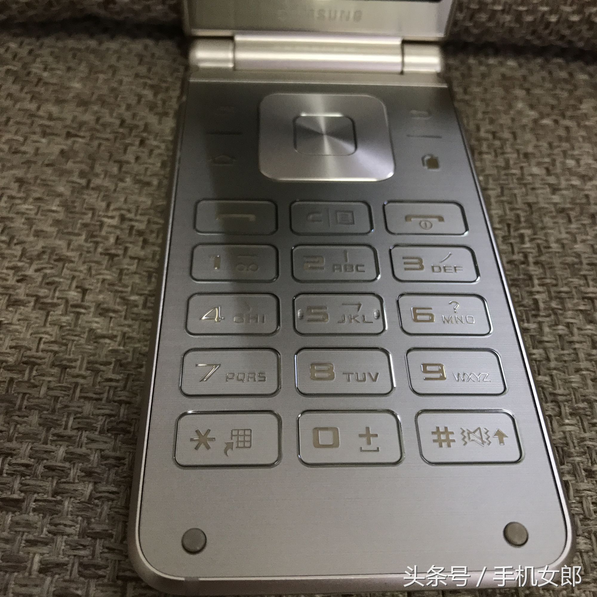 三星w2016翻盖手机,三星w2016翻盖现在多少钱