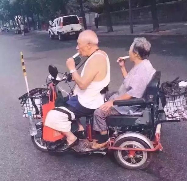 ‘’先救妈！天热，让我在水里待会！”‘’先救女朋友，让妈在水里待会！”