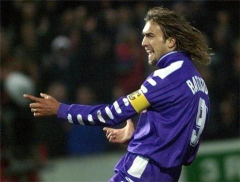 c罗经典庆祝动作国家队,c罗足球场上的庆祝动作