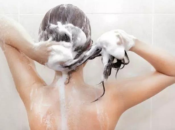 针对干枯头发的护发产品,造成头发干枯的原因