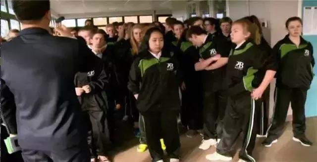 被全国嫌弃的校服,韩国女孩羡慕中国校服