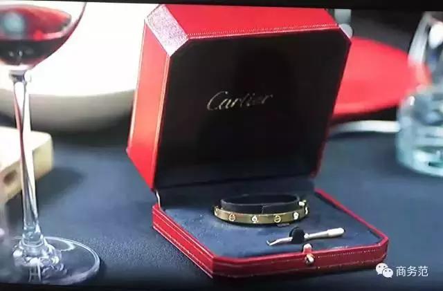 唐晶戴的项链前半生,唐晶戴戒指