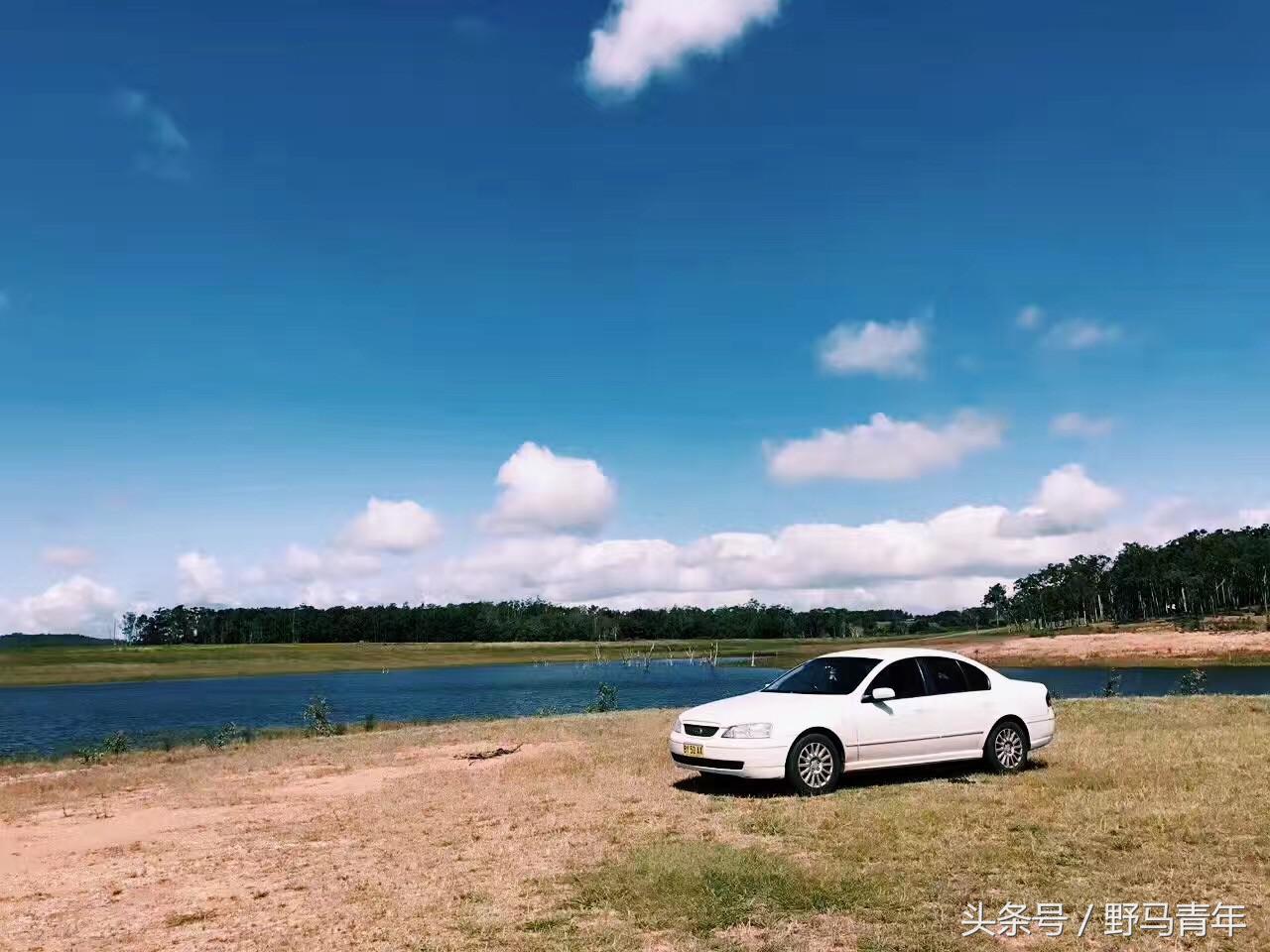 一个人拿着行李箱去旅行,一个人一个行李箱出发了