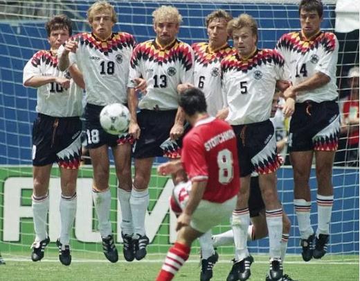 阿迪达斯足球鞋为什么很强,阿迪达斯纪念足球鞋