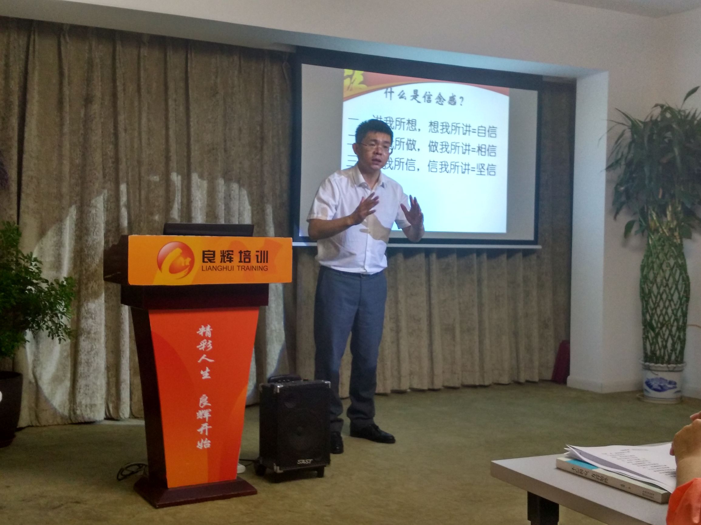 小学生演讲自我介绍的开场白,演讲前简短吸引人的自我介绍