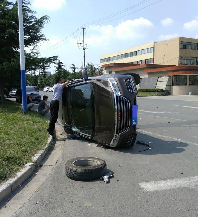 狭路相逢勇者胜，别克英朗怒怼哈弗H6，英朗车主后悔了，国产车质量没的说