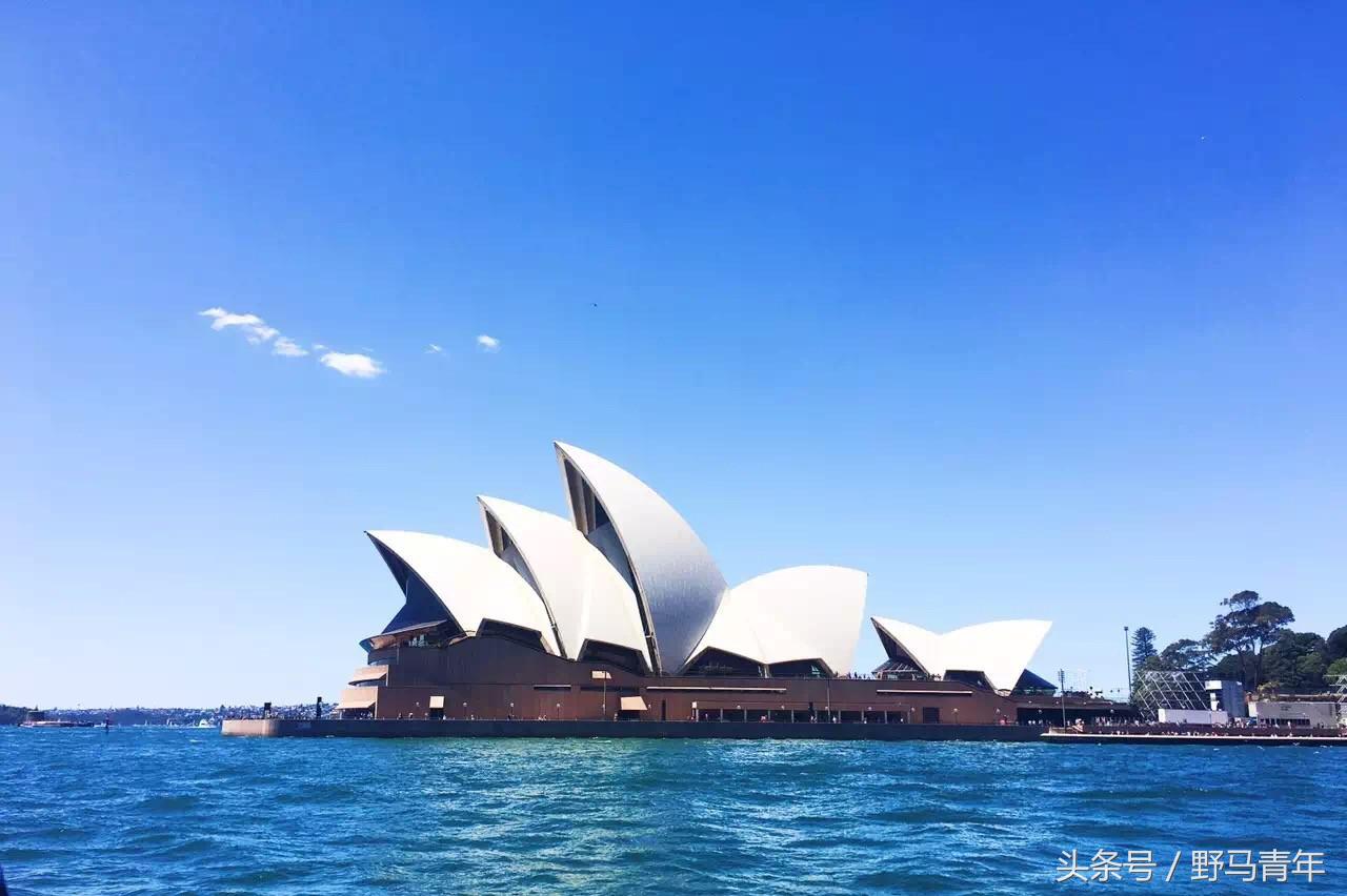 一个人拿着行李箱去旅行,一个人一个行李箱出发了