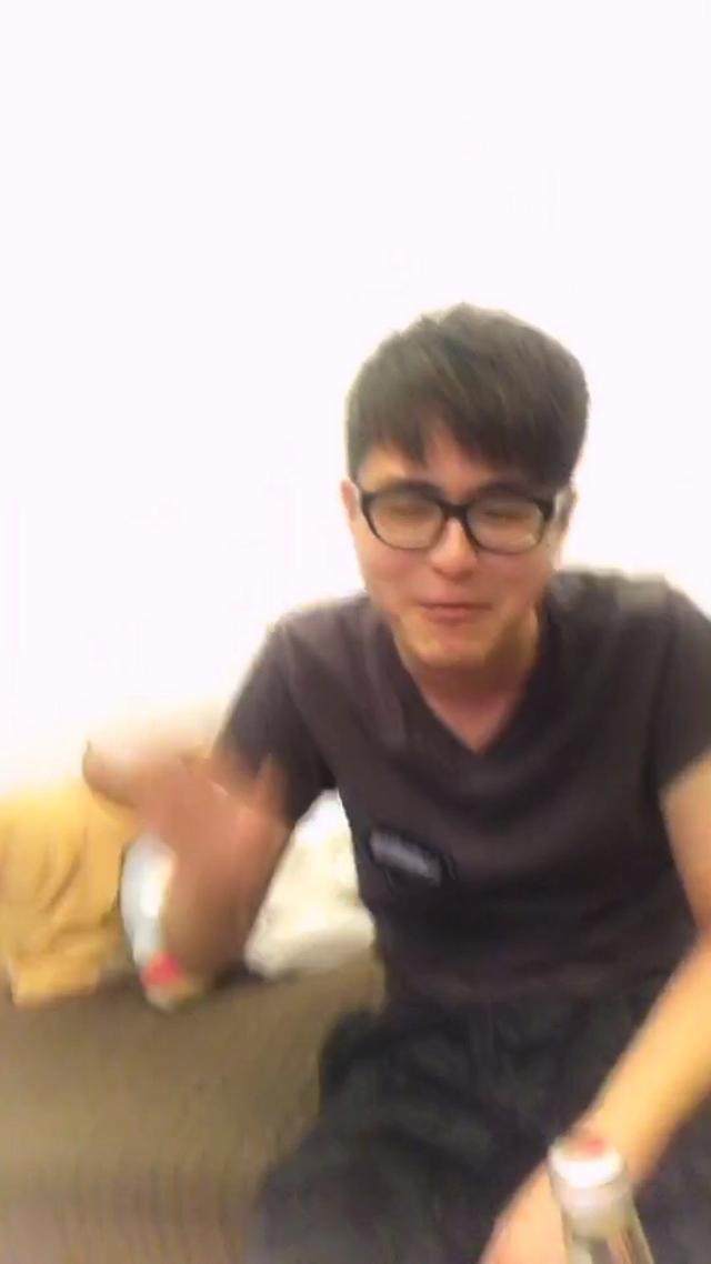 LPL屎上第一真男人，直播吃翔说到做到，吃到最后竟然哭了