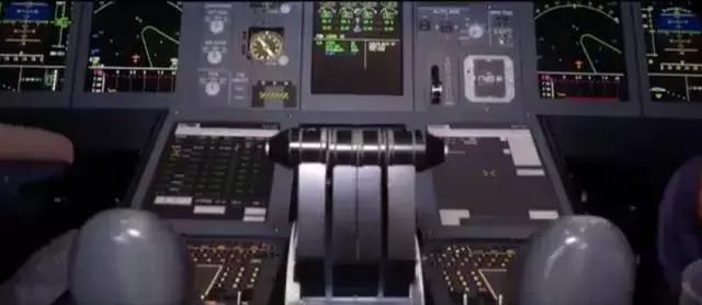 来DubaiMall开飞机啦，世界最大客机A380等你试驾