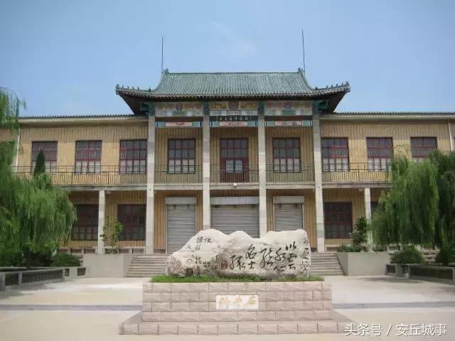 安丘石埠子出土一石棺，人称九女坟