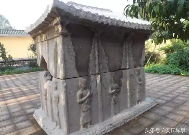 安丘石埠子出土一石棺，人称九女坟