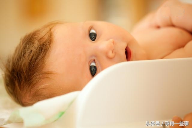 满月婴儿发烧要捂汗吗,满月宝宝高烧可以泡澡降温吗