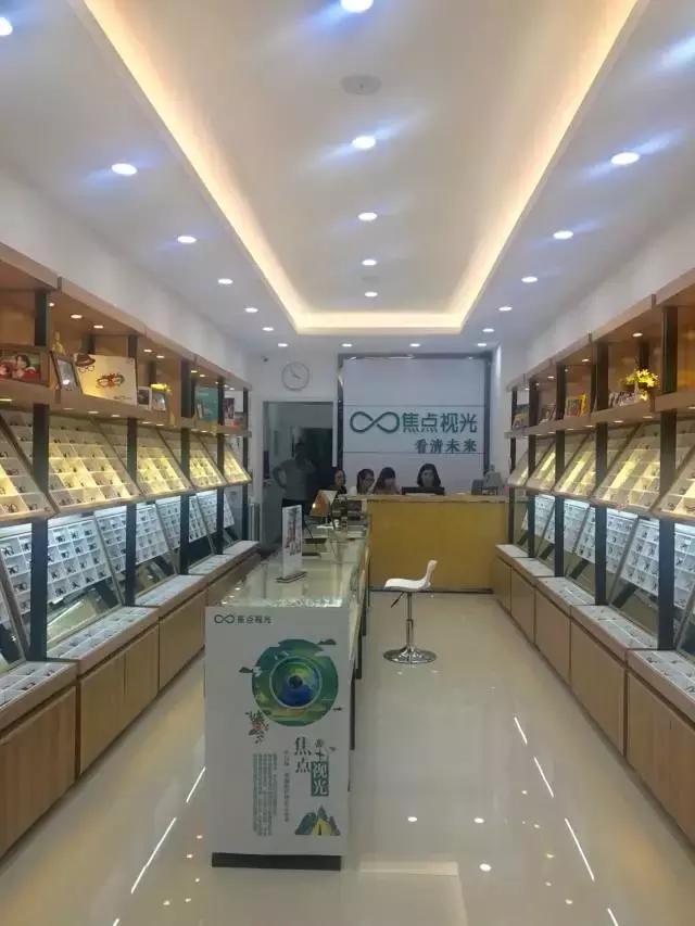 免费配镜，免费验光，免费清洗，免费维修……它不只是一家眼镜店，它更是一个学生视力关爱项目！