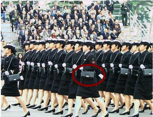 为什么日本女兵都要背个小包,为什么日本女兵要挎包