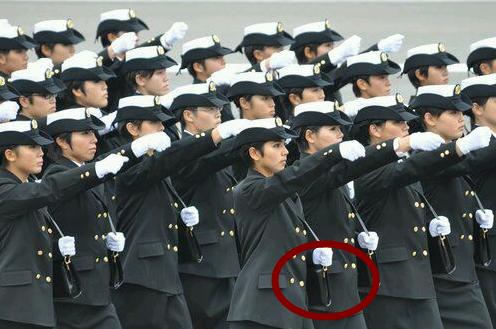 为什么日本女兵都要背个小包,为什么日本女兵要挎包