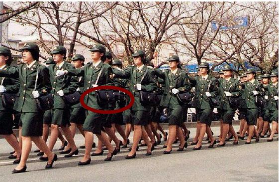 为什么日本女兵都要背个小包,为什么日本女兵要挎包