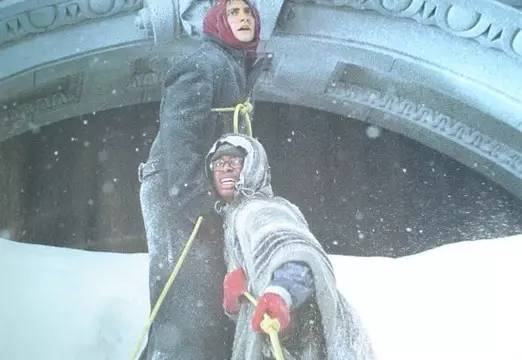 如何将有趣人物在精彩的情节中穿梭跳跃