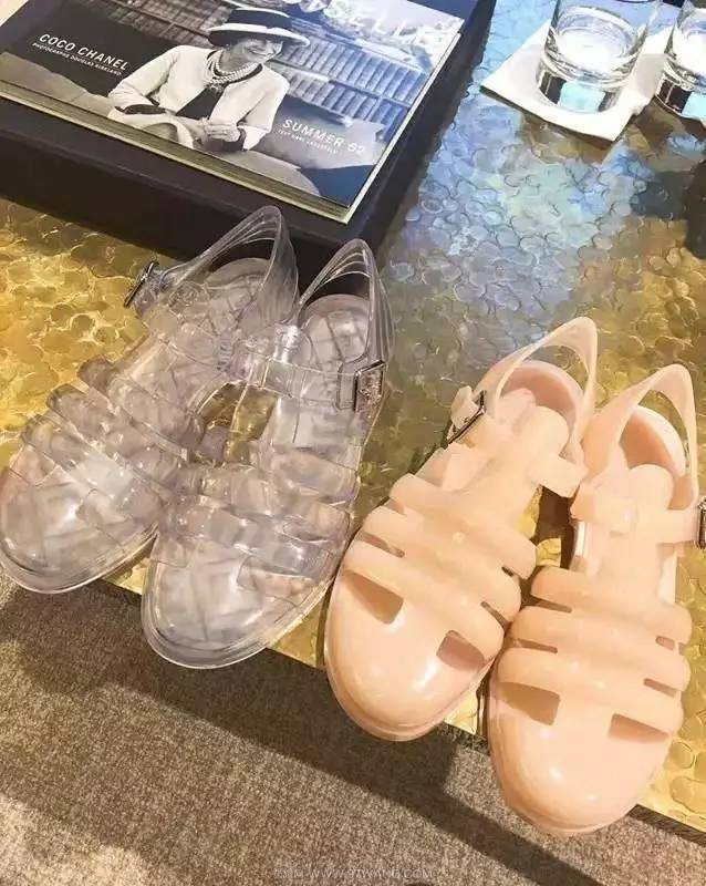 找乐子｜赶紧翻出家里压箱底的塑料拖鞋和洗澡篮子，它们要带你走上时尚巅峰！