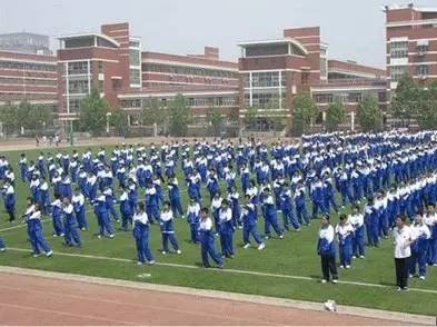 中国的校服和外国的校服对比,外国人眼中的中国校服