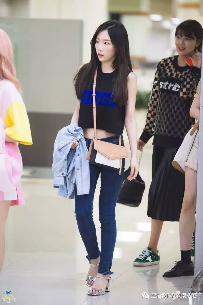 张雪迎短款服装搭配图,明星衣帽间宋祖儿