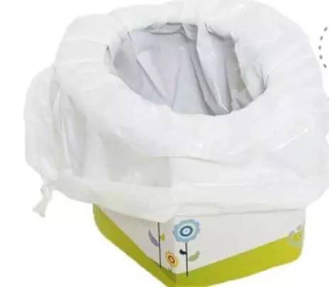 地铁上给孩子把尿,在厕所给宝宝把尿