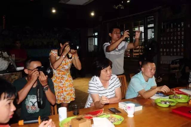 做个没感情有情怀的人,有情怀的人和没情怀的人