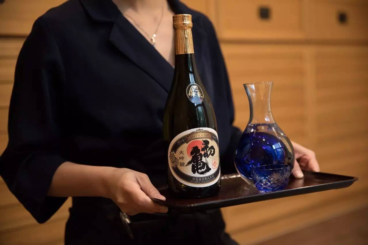 连曼殊都要去请教的日料教父，在捧红了杭州顶级日料后，竟然独自在解放路开了家亲民的料理小馆……