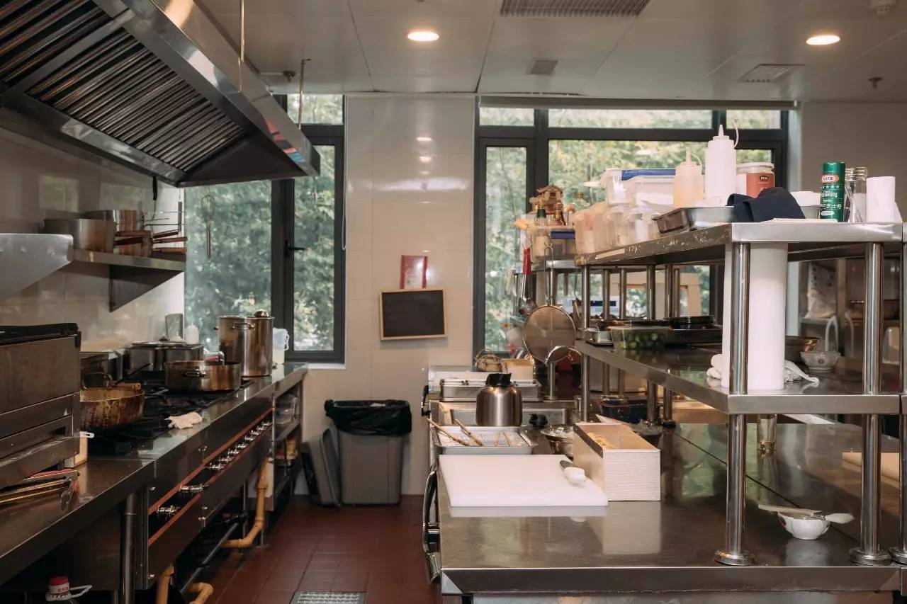 连曼殊都要去请教的日料教父，在捧红了杭州顶级日料后，竟然独自在解放路开了家亲民的料理小馆……