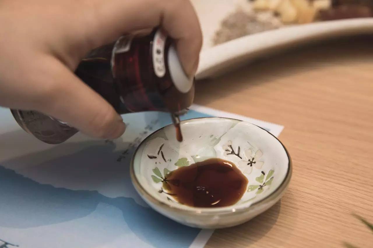 连曼殊都要去请教的日料教父，在捧红了杭州顶级日料后，竟然独自在解放路开了家亲民的料理小馆……