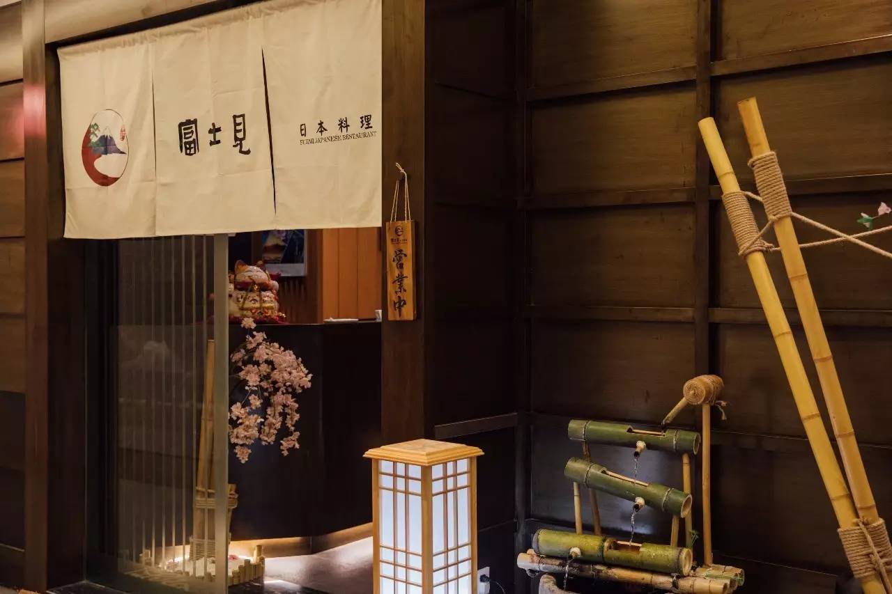 连曼殊都要去请教的日料教父，在捧红了杭州顶级日料后，竟然独自在解放路开了家亲民的料理小馆……