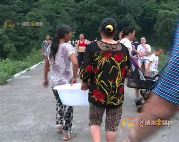 绵竹遵道：村民救治受伤娃娃鱼