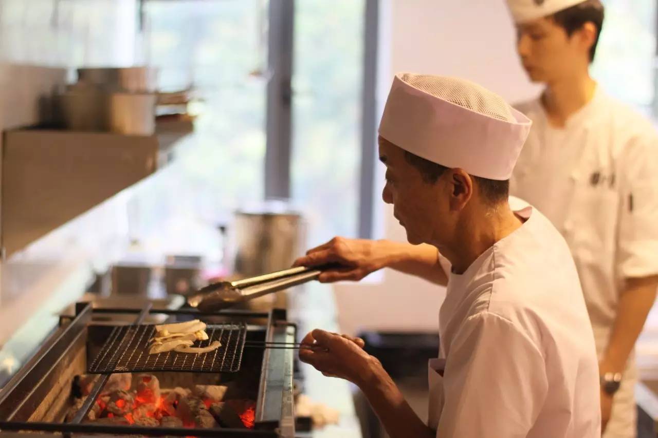 连曼殊都要去请教的日料教父，在捧红了杭州顶级日料后，竟然独自在解放路开了家亲民的料理小馆……