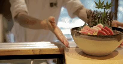 连曼殊都要去请教的日料教父，在捧红了杭州顶级日料后，竟然独自在解放路开了家亲民的料理小馆……