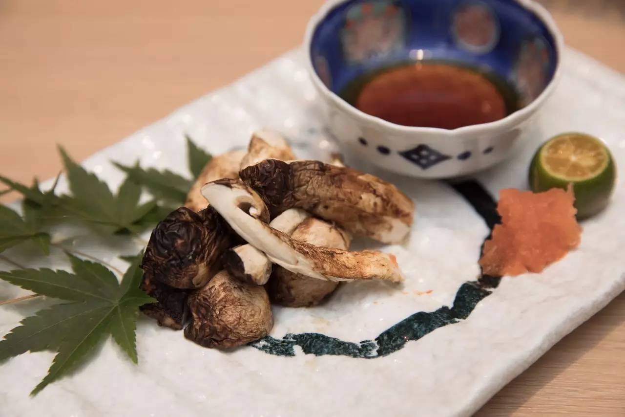 连曼殊都要去请教的日料教父，在捧红了杭州顶级日料后，竟然独自在解放路开了家亲民的料理小馆……