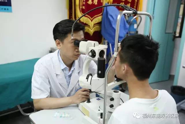 双胞胎小伙改“斜”归正，全凭东南眼科这剂良方