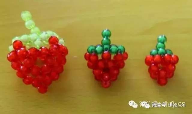 她用鱼线把一颗颗圆珠串起来，竟然会变成这样！