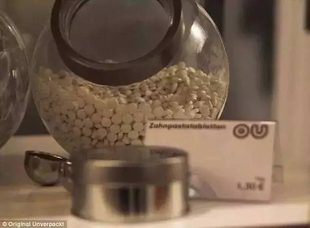 明明知道会倒闭，俩姑娘却还是开了这家零包装的超市，只为告诉你一件被忽略的事