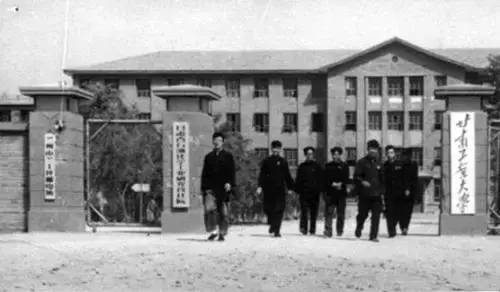 一年级新生了解新学校报到,迎新特辑大学生活从入门到精通