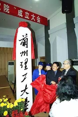 一年级新生了解新学校报到,迎新特辑大学生活从入门到精通